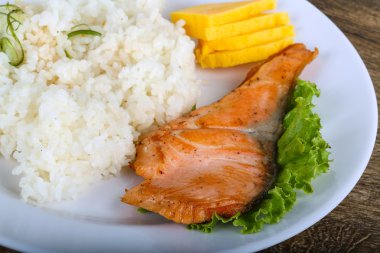 Kızarmış som balığı biftek