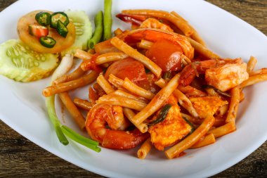 Deniz ürünleri ile baharatlı makarna