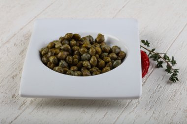 Kabın içinde turşu Kapari