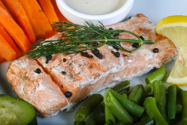 Baked salmon with vegetables — Stock Photo, Image