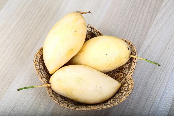 Желтый спелый манго — стоковое фото