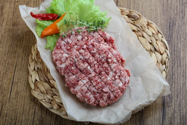 Kotlet z surowego burger — Zdjęcie stockowe