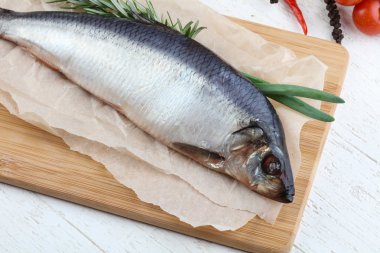 Soğan ve biberiye ile ringa balığı