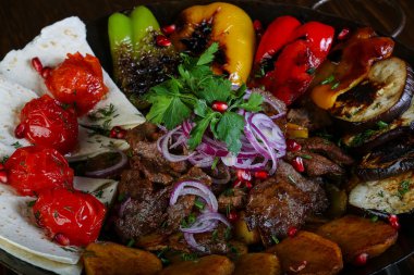 Kızarmış et ve sebze.