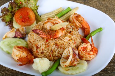 Kızarmış pilav ve deniz ürünleri.