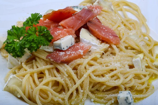 somon ve peynirli makarna