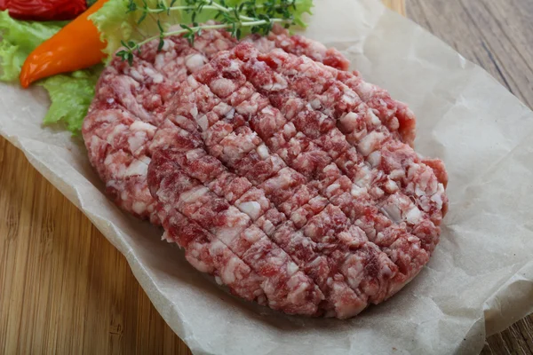 Çiğ burger pirzola — Stok fotoğraf