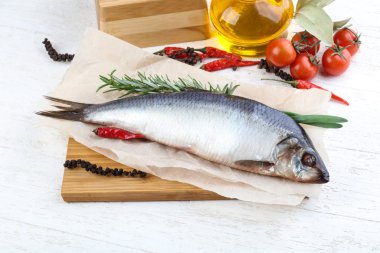 Soğan ve biberiye ile ringa balığı