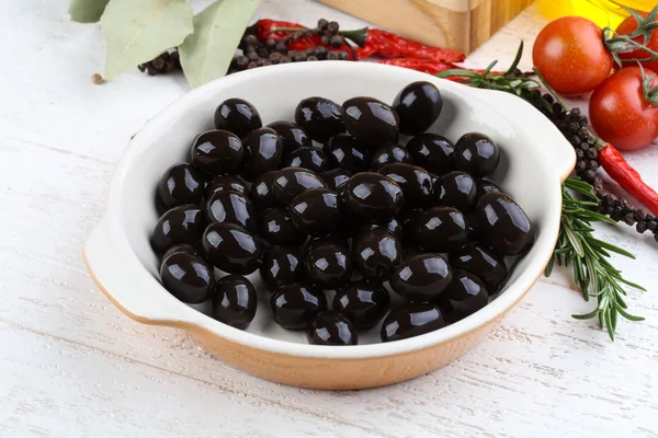 Black olives in the bowl — Stock Photo, Image