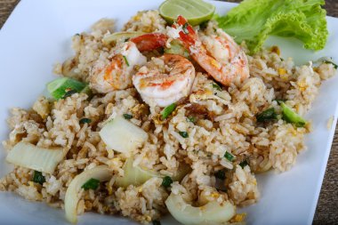 Kızarmış pirinç ve karides.