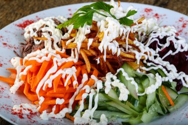 Sığır eti ve sebze salatası