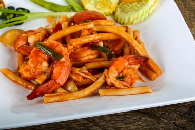 Deniz ürünleri ile baharatlı makarna