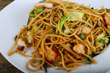 Deniz ürünleri ile Asya makarna