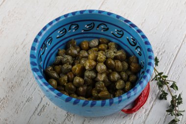 Kabın içinde turşu Kapari