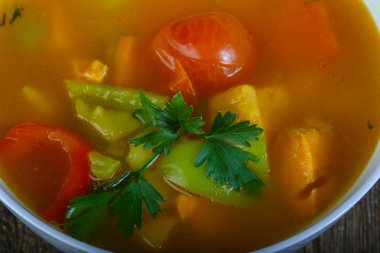 Sıcak somon çorbası