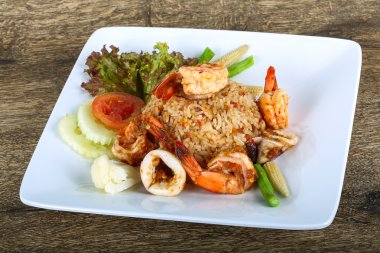 Kızarmış pilav ve deniz ürünleri.