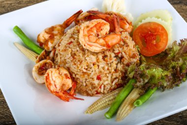 Kızarmış pilav ve deniz ürünleri.