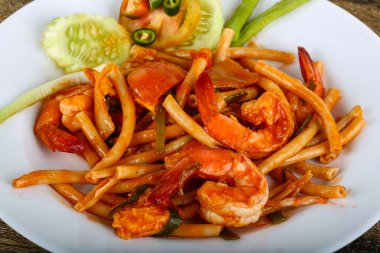 Deniz ürünleri ile baharatlı makarna