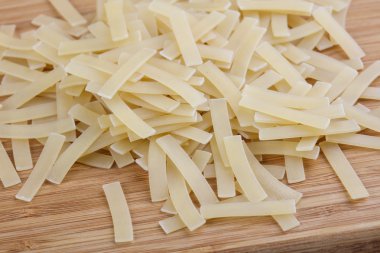 Pişmemiş makarna yığın