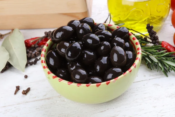 Черные оливки в чаше — стоковое фото