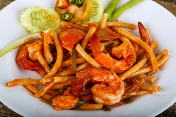 Deniz ürünleri ile baharatlı makarna