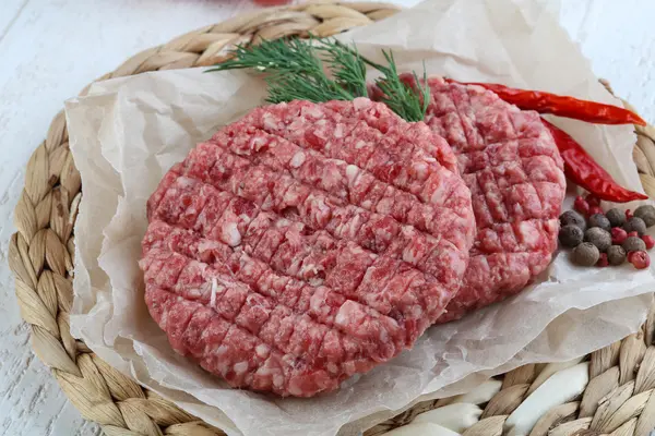 Çiğ burger pirzola — Stok fotoğraf