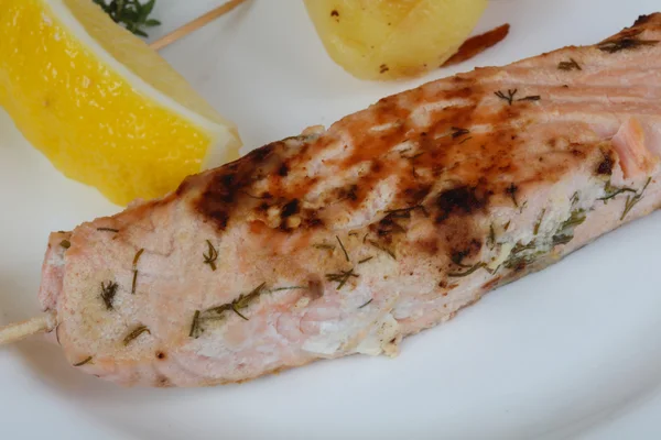 Spiedino di salmone al forno — Foto Stock