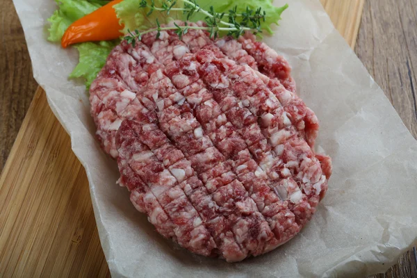 Rohes Burger-Schnitzel — Stockfoto