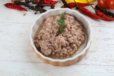 Kabın içinde konserve ton balığı