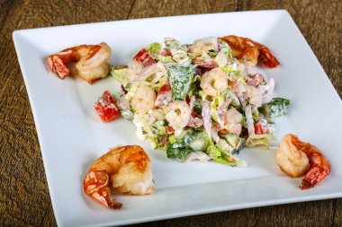 Lezzetli karides salatası