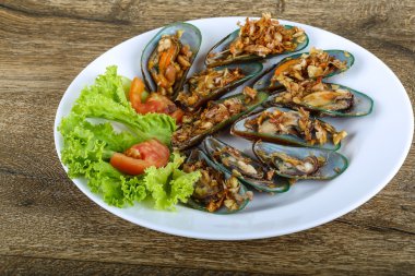 Taze midye sarımsak ile