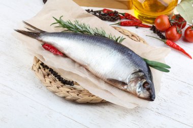 Soğan ve biberiye ile ringa balığı