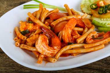 Deniz ürünleri ile baharatlı makarna