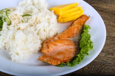 Kızarmış som balığı biftek