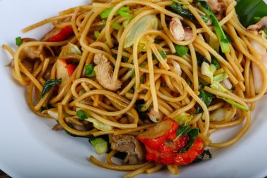 Deniz ürünleri ile Asya makarna