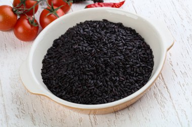 Ham siyah yabani pirinç