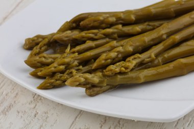 Kabın içinde turşu kuşkonmaz