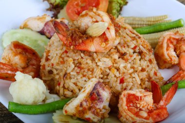 Kızarmış pilav ve deniz ürünleri.