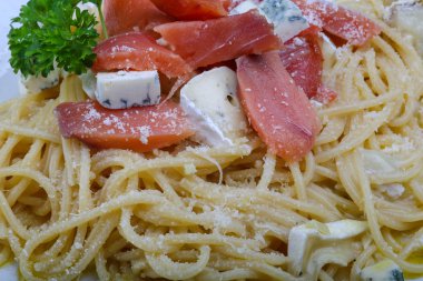 kremalı makarna somon ile 