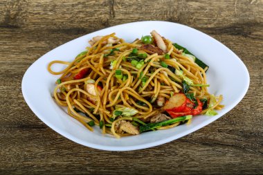 Deniz ürünleri ile Asya makarna