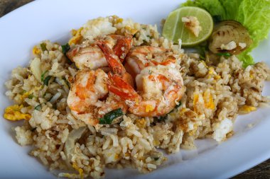 Kızarmış pirinç ve karides.