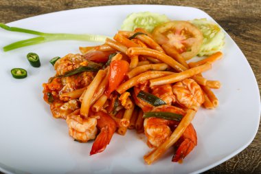 Deniz ürünleri ile baharatlı makarna