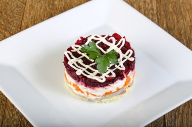 Rus ringa balığı salatası