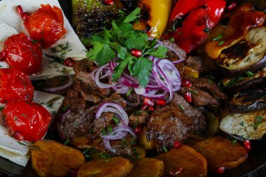 Kızarmış et ve sebze.