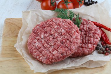 Çiğ burger pirzola