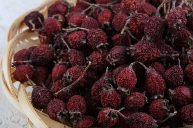 Sepet içinde kuru alıç 