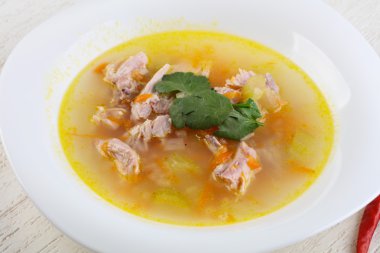 Dereotu ve havuç ile tavuk çorbası 