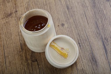 doğal bal kavanozuna