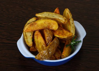 Biberiyeli kızarmış patates. 