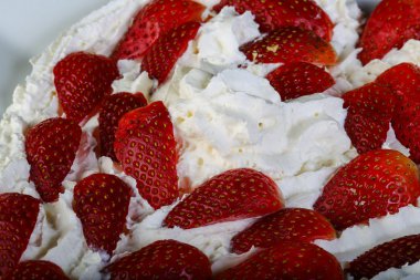 Kırmızı çilek beyaz krema ile 